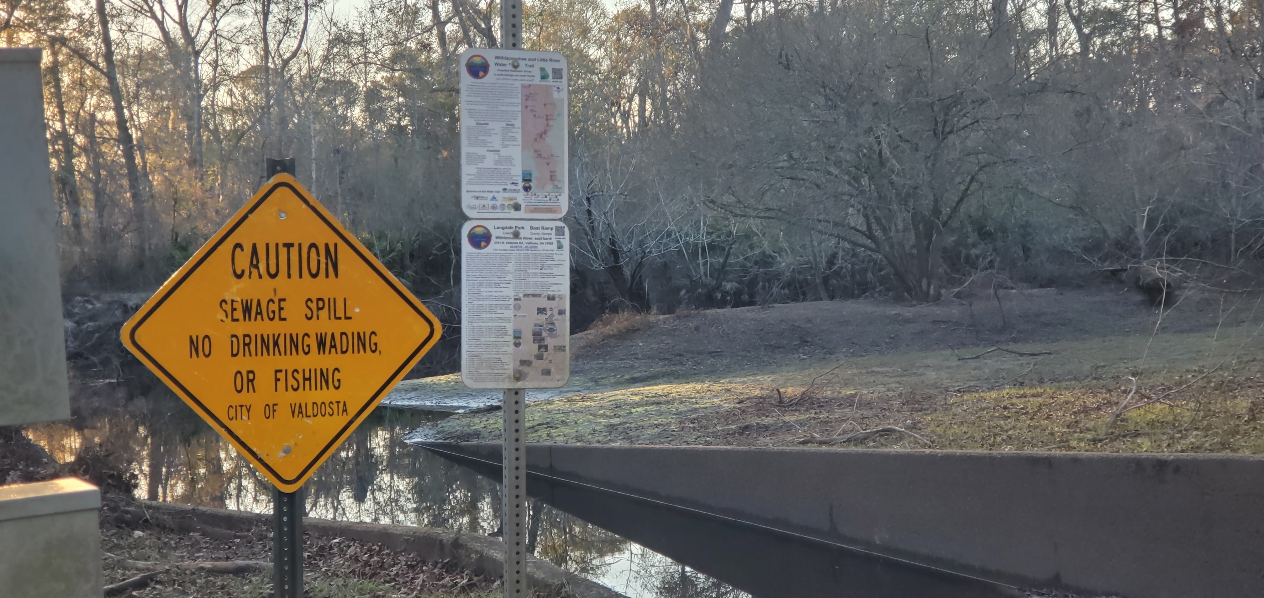 Valdosta Sewage Spill and WWALS water trail signs, Langdale Park Boat Ramp, Withlacoochee River @ North Valdosta Road 2025-01-09