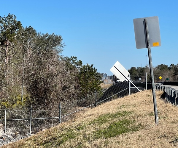 Water trail road signs askew, Naylor Park Beach, Alapaha River @ US 84 2025-01-16