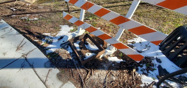 Round and square rusty metal, 10:27:09, 30.8427646, -83.3011162