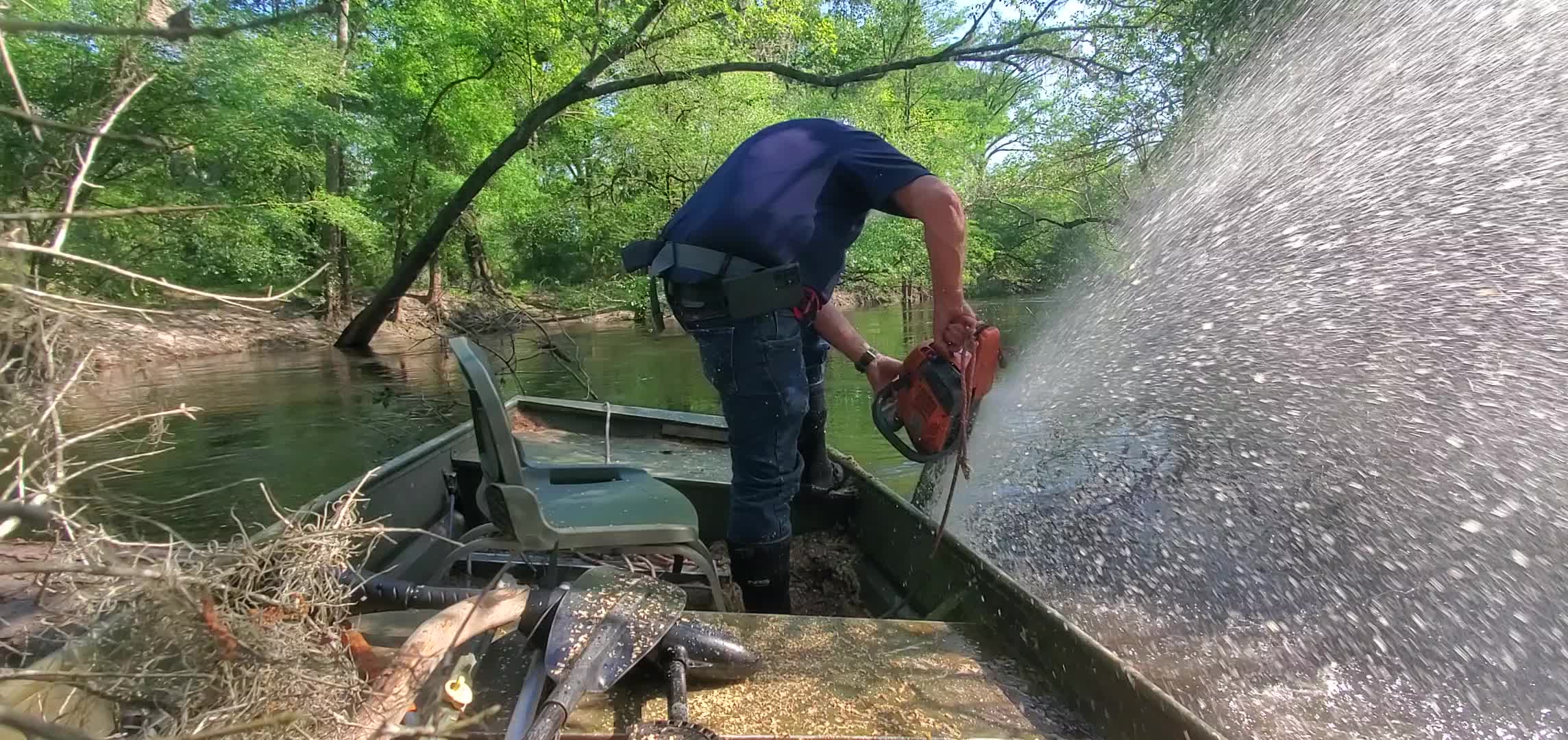Movie: Boat is on top of the log now, 17:22:03, 30.8458221, -83.3472014 (9.1M)