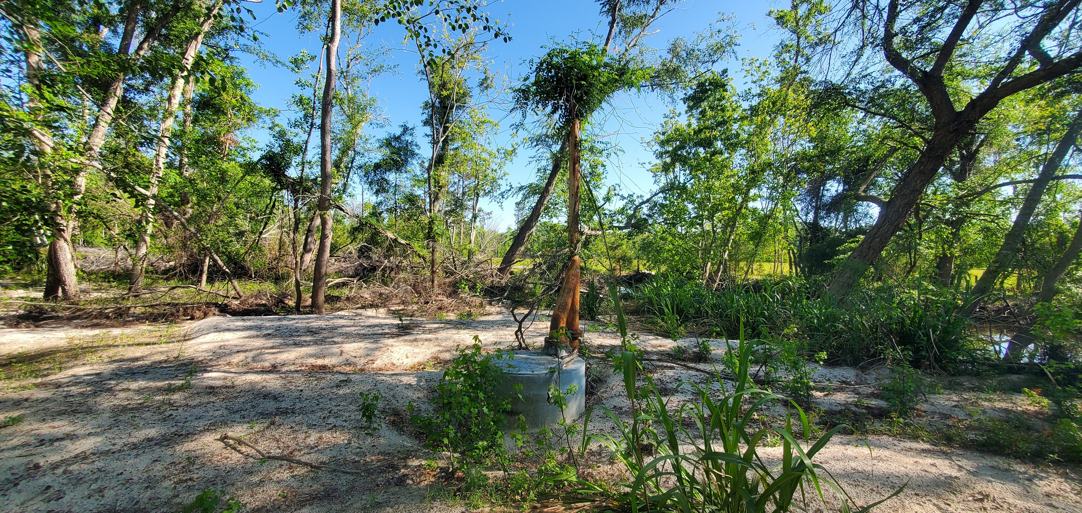 Old Valdosta sewer system equipment, 09:58:21, 30.8629731, -83.3191151