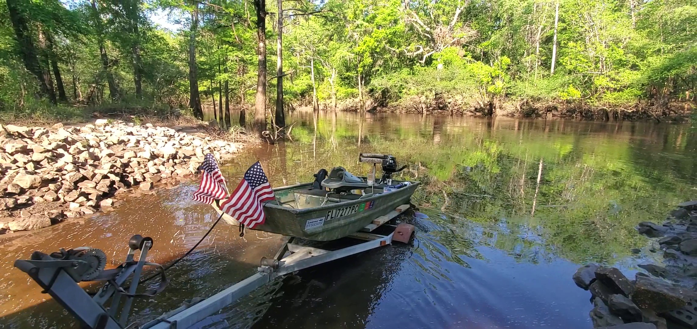 Movie: Phil Royce putting in at Troupville Boat Ramp, 09:26:09, 30.8514884, -83.3474150 (93M)