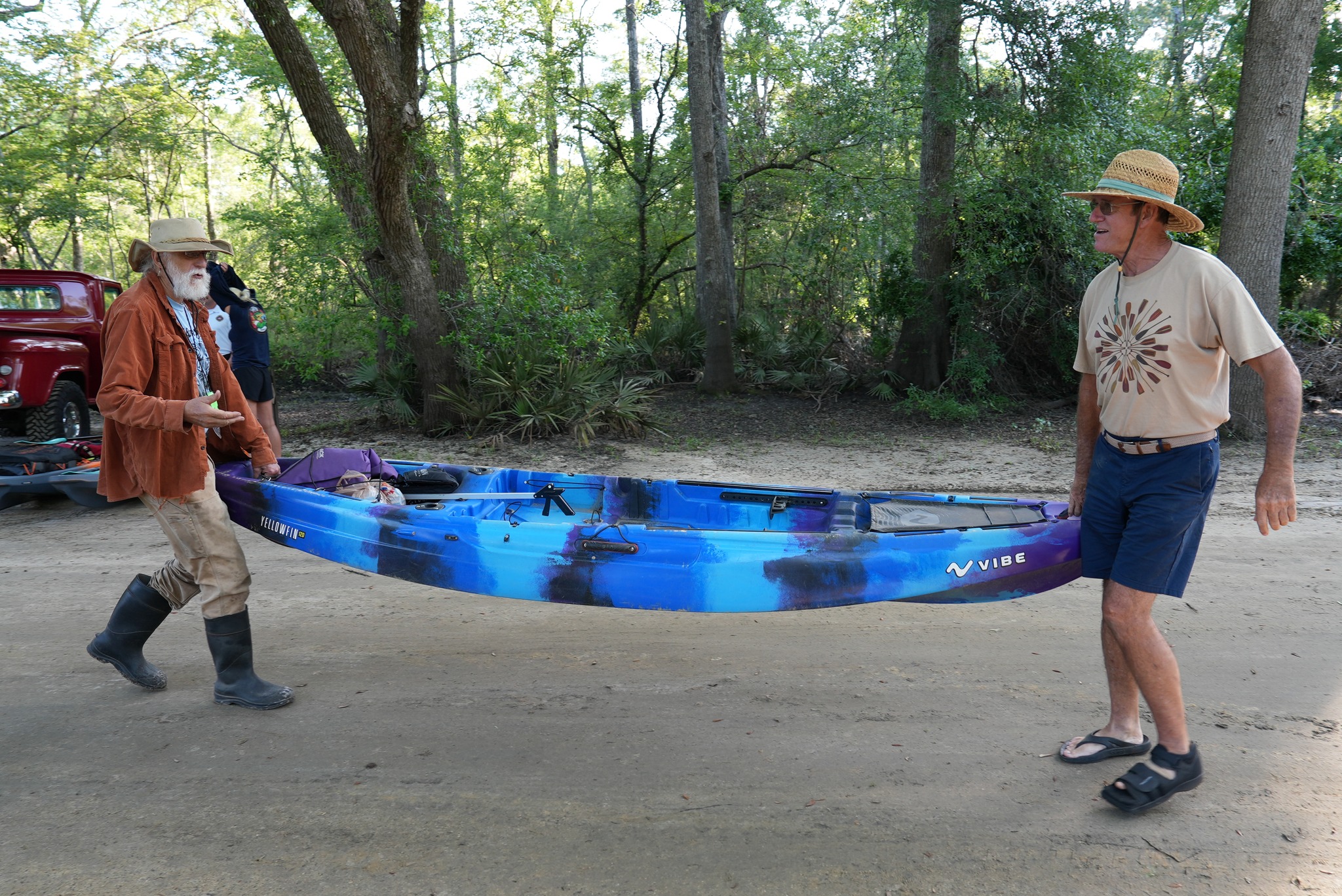 John S. Quarterman loaning a kayak to Steve Fesler --Catherine Ammons