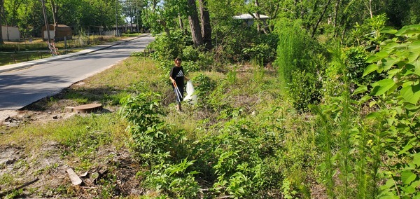 [Picking up trash near a Wainwright Drive manhole, 10:04:43, 30.8431611, -83.3012148]