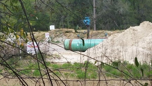 [Pieces of green pipe and valve, Sabal Trail Pipeline, Suwannee County, FL, Suwannee River, 2017-03-25, 30.4061111, -83.1527778]