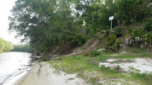 [Pipeline sign on Hamilton County bank, Suwannee River, 2017-05-20, 30.4078446, -83.1562447]