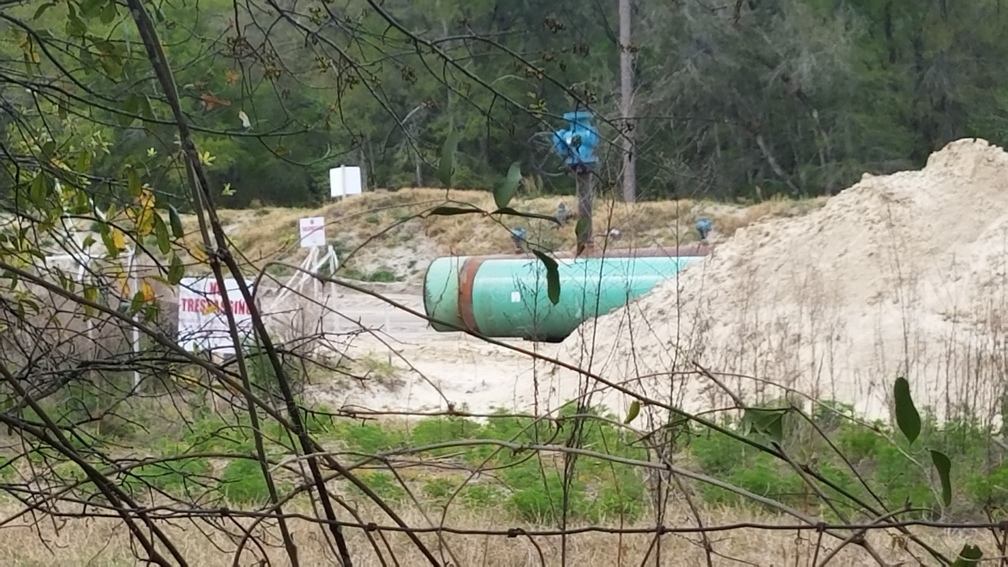 Pieces of green pipe and valve, Sabal Trail Pipeline, Suwannee County, FL, Suwannee River, 2017-03-25, 30.4061111, -83.1527778
