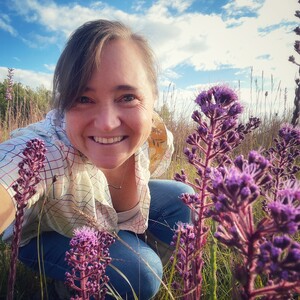[Emily Bell, Roadside selfie with Carphephorus paniculatus --Florida Wildflower Foundation]