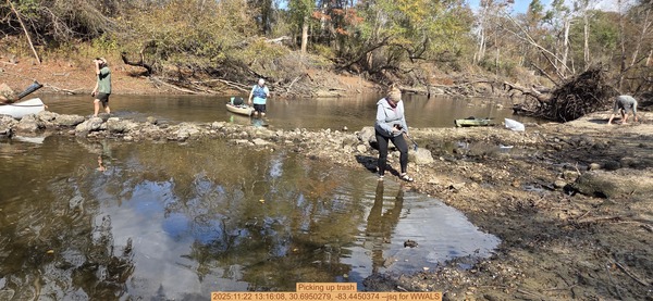 Picking up trash, 2025:11:22 13:16:08, 30.6950279, -83.4450374 --jsq for WWALS