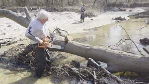 [Movie: Phil Hubbard: wedge to keep tree from clamping saw, 2026:02:14 14:23:35, 30.8642879, -83.3201194 (58M)]