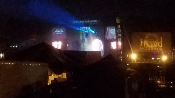 Stage beams, Lake Ave. at night