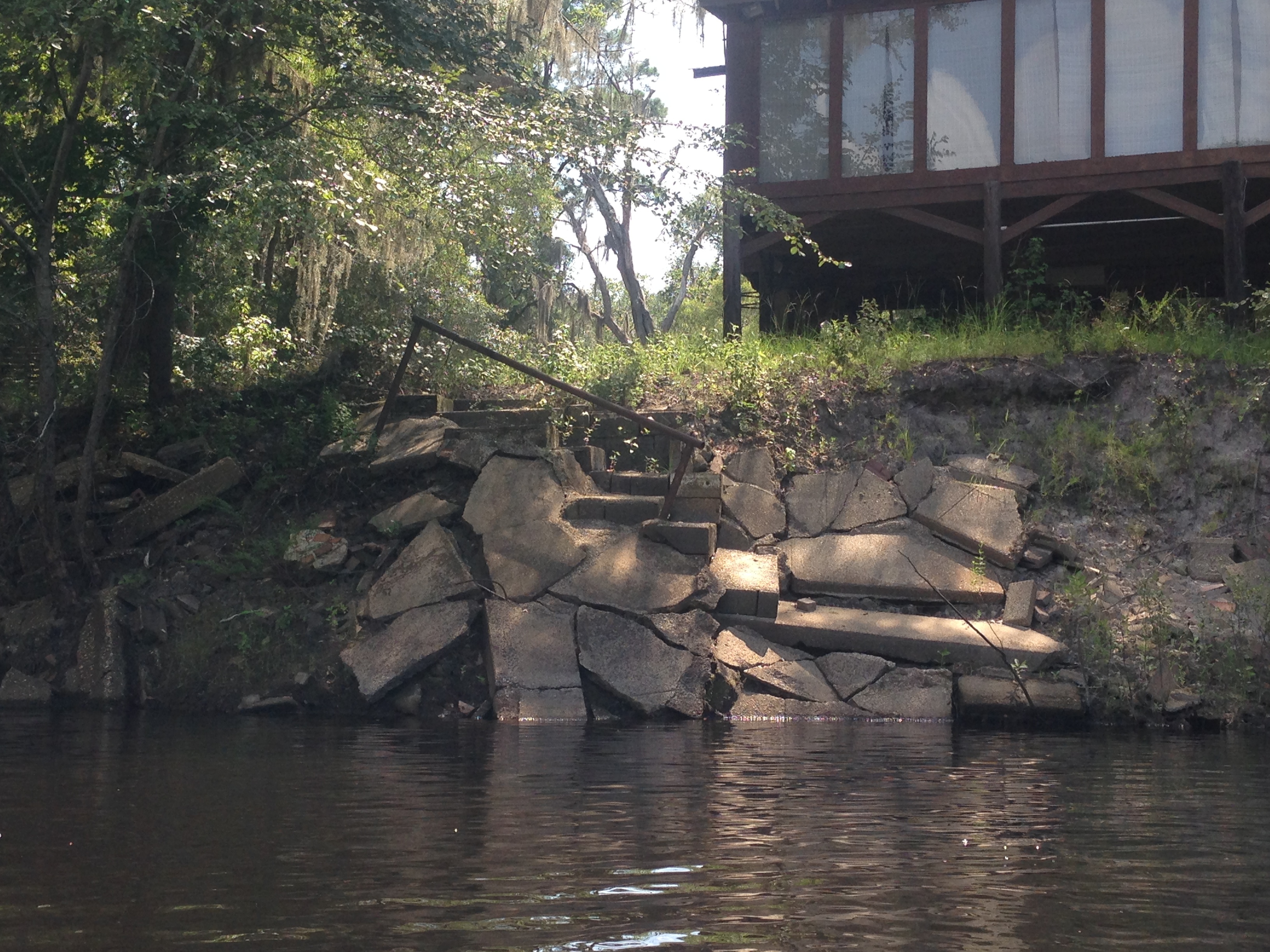 Concrete slabs below house, right bank, --GQ C2 15:43:22, 30.9519556, -83.0413056