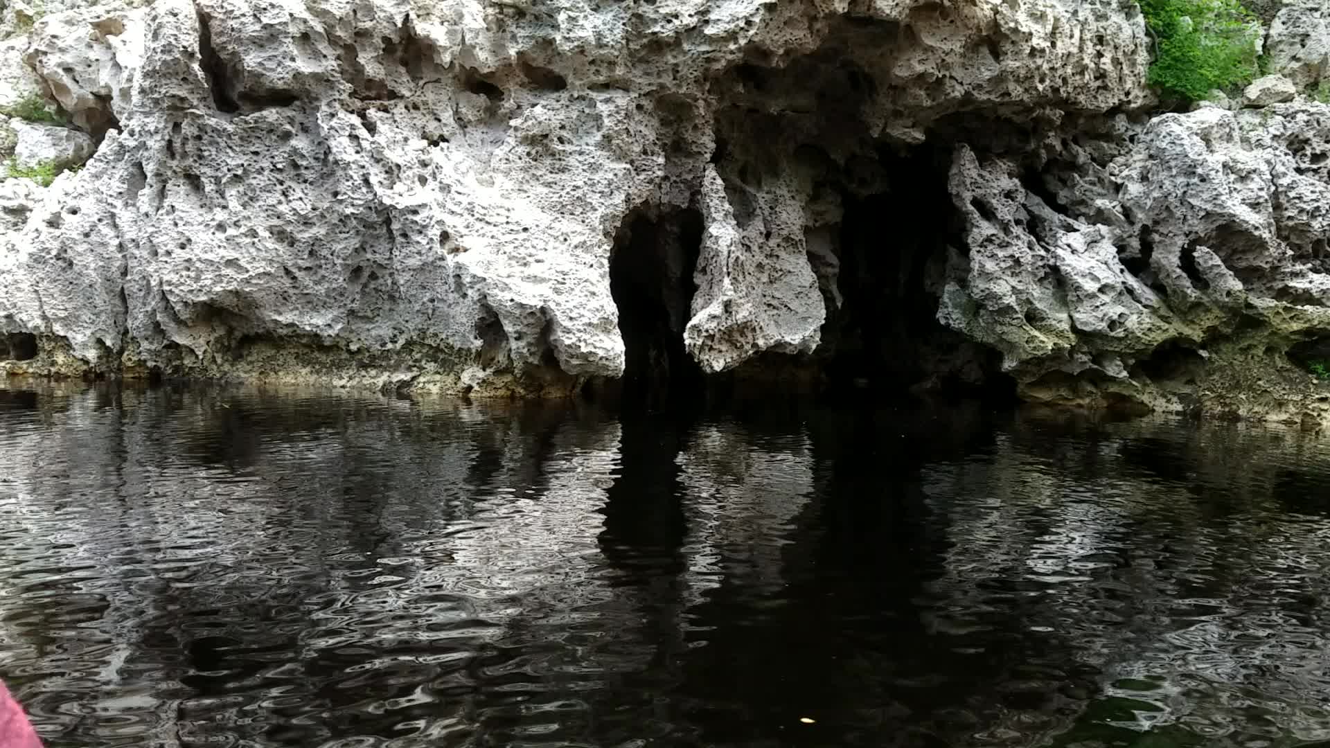 Movie: Drifting past caves, 2017:05:20 12:27:20, 30.3724200, -82.8905500 --jsq for WWALS