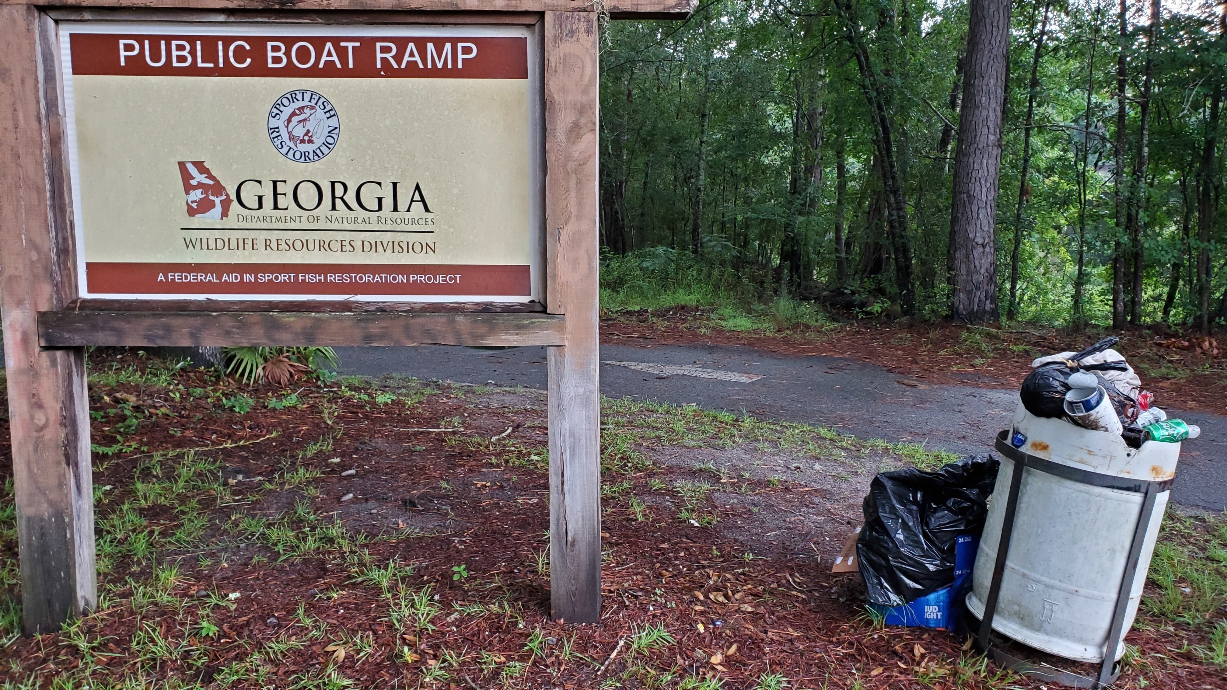 Trash can overflowing, 10:08:39, 30.70442, -83.03359