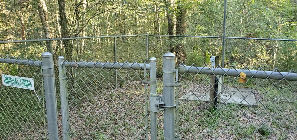 Fenced-in connections, 2020:07:19 08:13:44, 30.2470878, -83.2467058