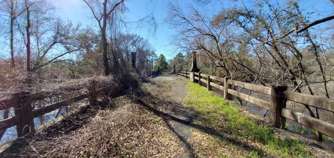 River on both sides of Spook Bridge