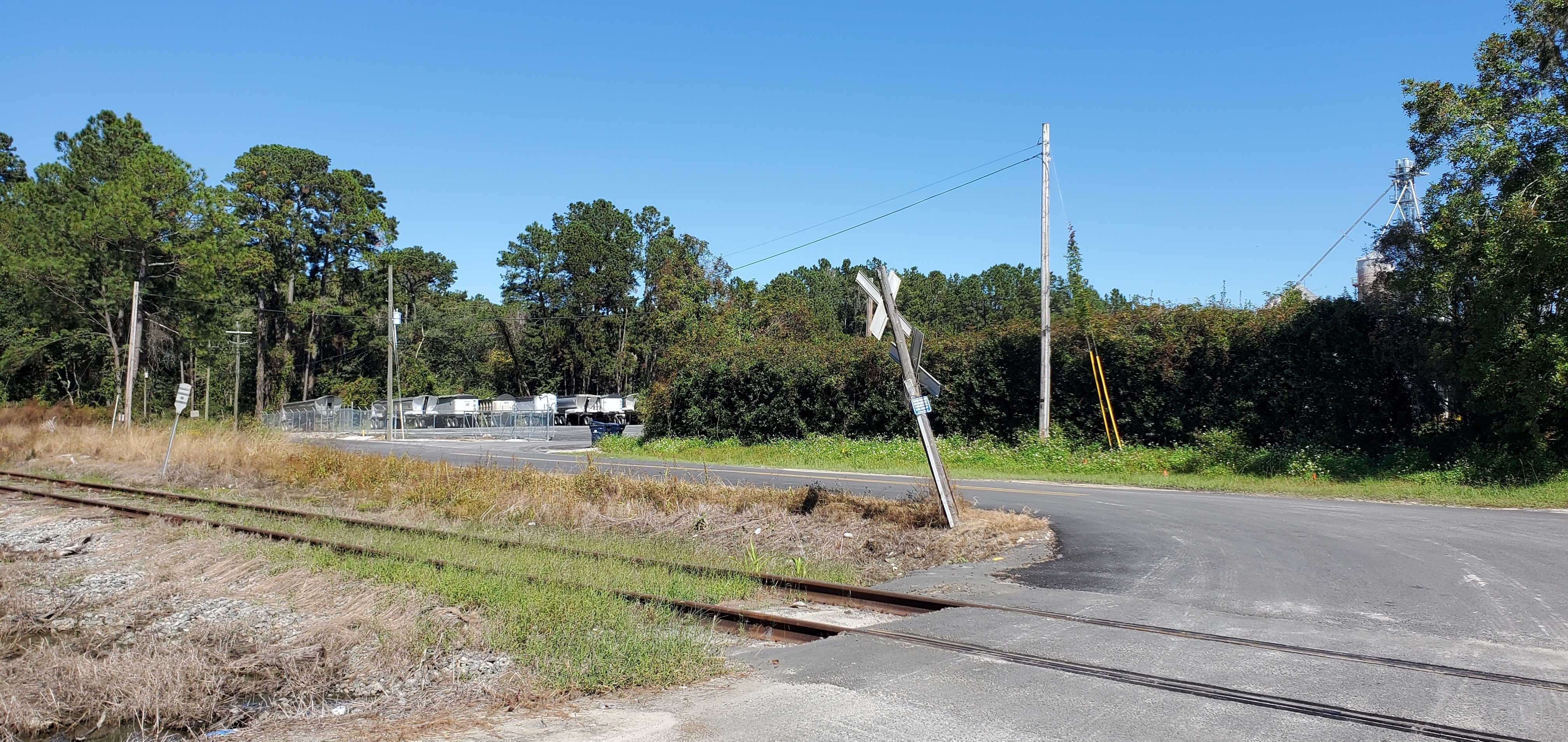 RR crossing to parked trucks, 14:00:03, 31.0657880, -83.1968710