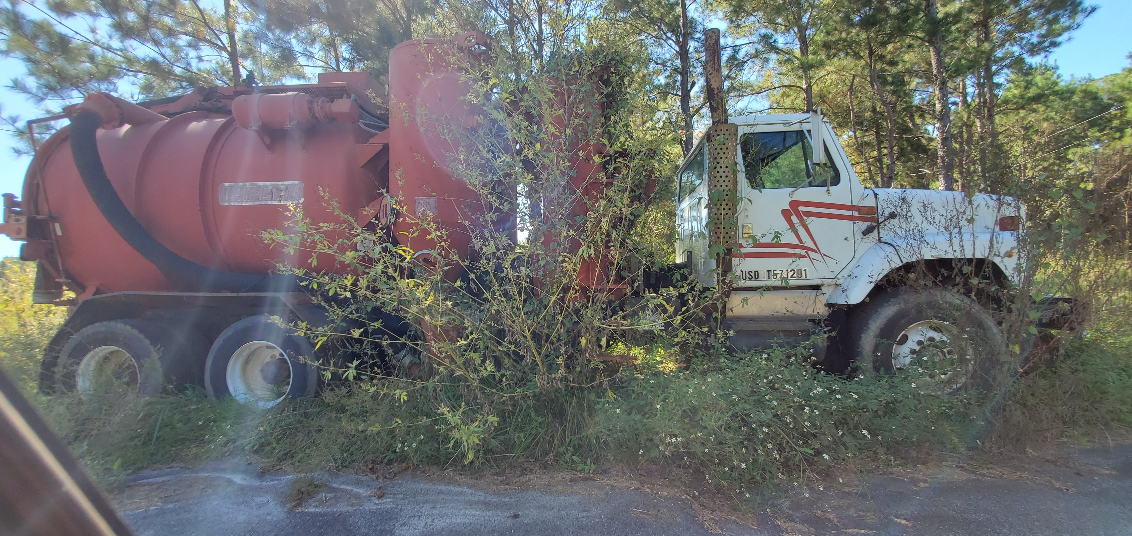 Parked tanker truck, 14:07:26, 31.0632956, -83.1938873