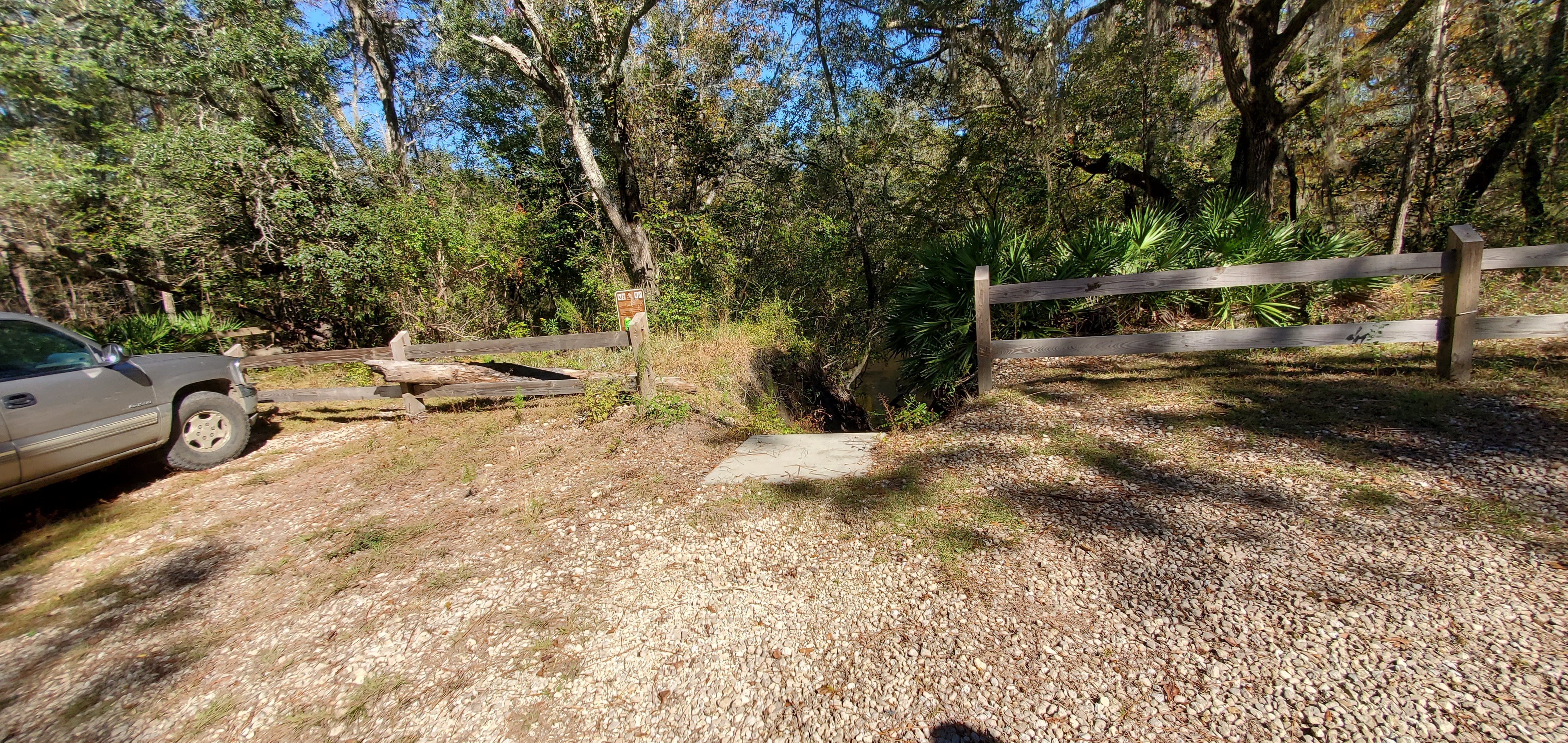 Through the fence, 14:01:35, 30.5798877, -83.0391471