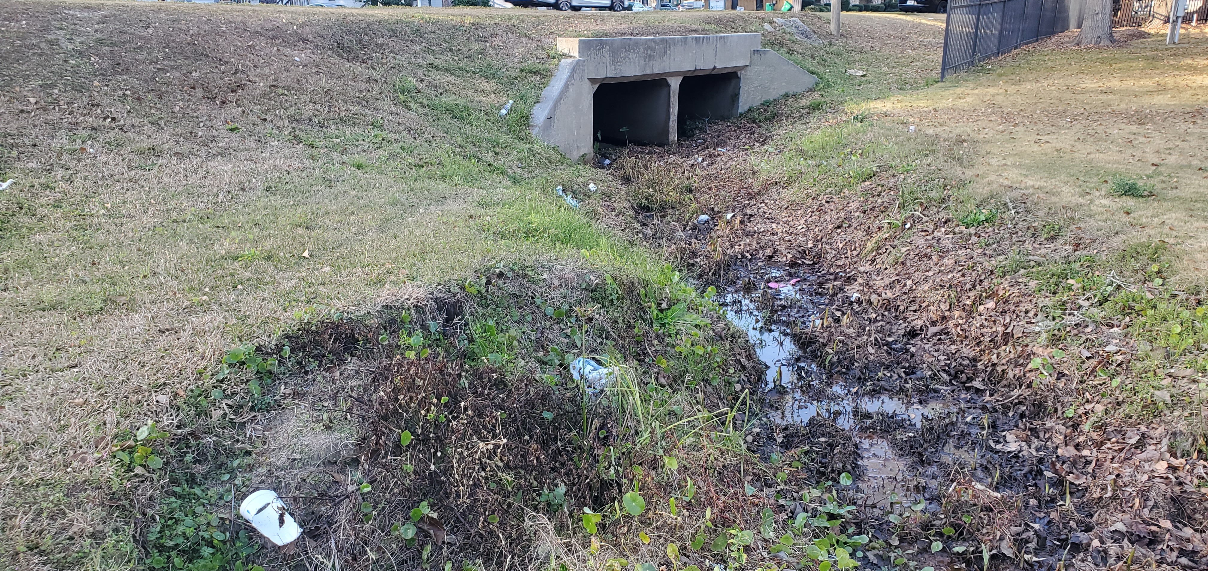 Upstream bridge and trash, 17:02:57, 30.8692230, -83.2784697