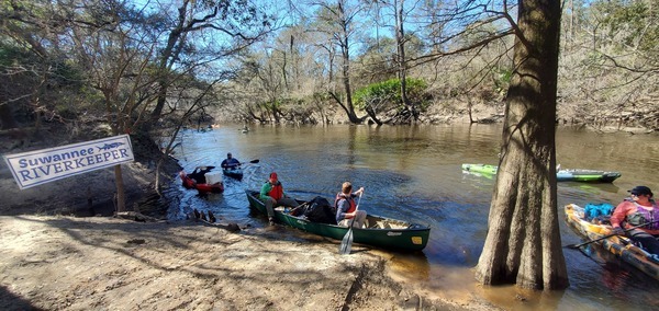 [Banner with boats heading on downstream, 13:13:03, 30.8158750, -83.4250553]