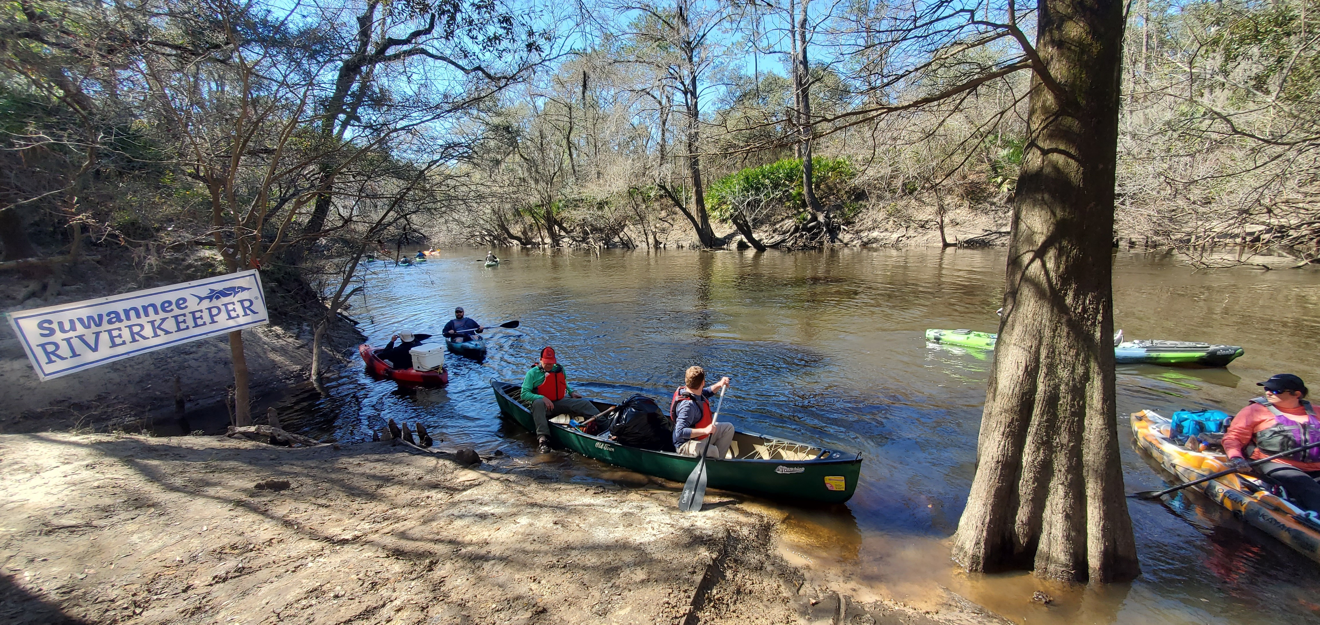 Banner with boats heading on downstream, 13:13:03, 30.8158750, -83.4250553