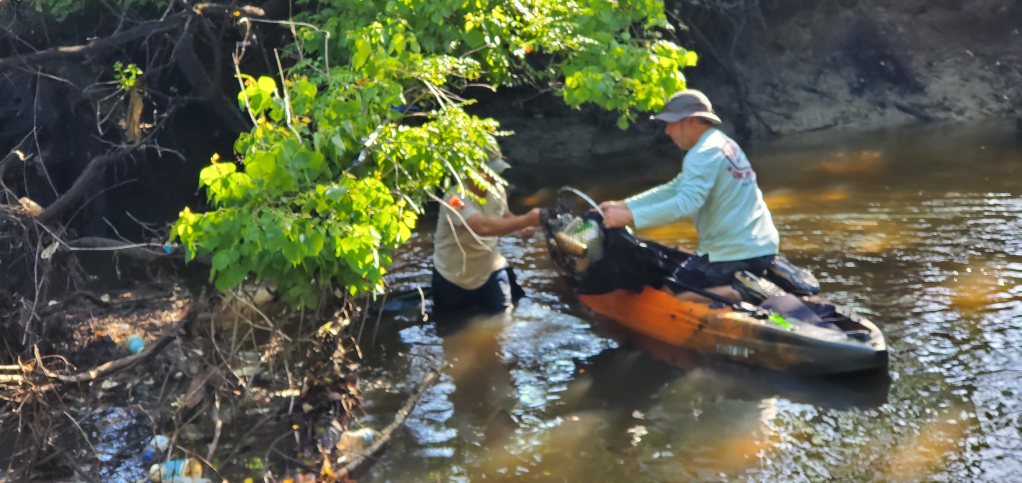 Russell McBride and Scott James in his kayak, 09:25:11, 30.8634367, -83.3190541