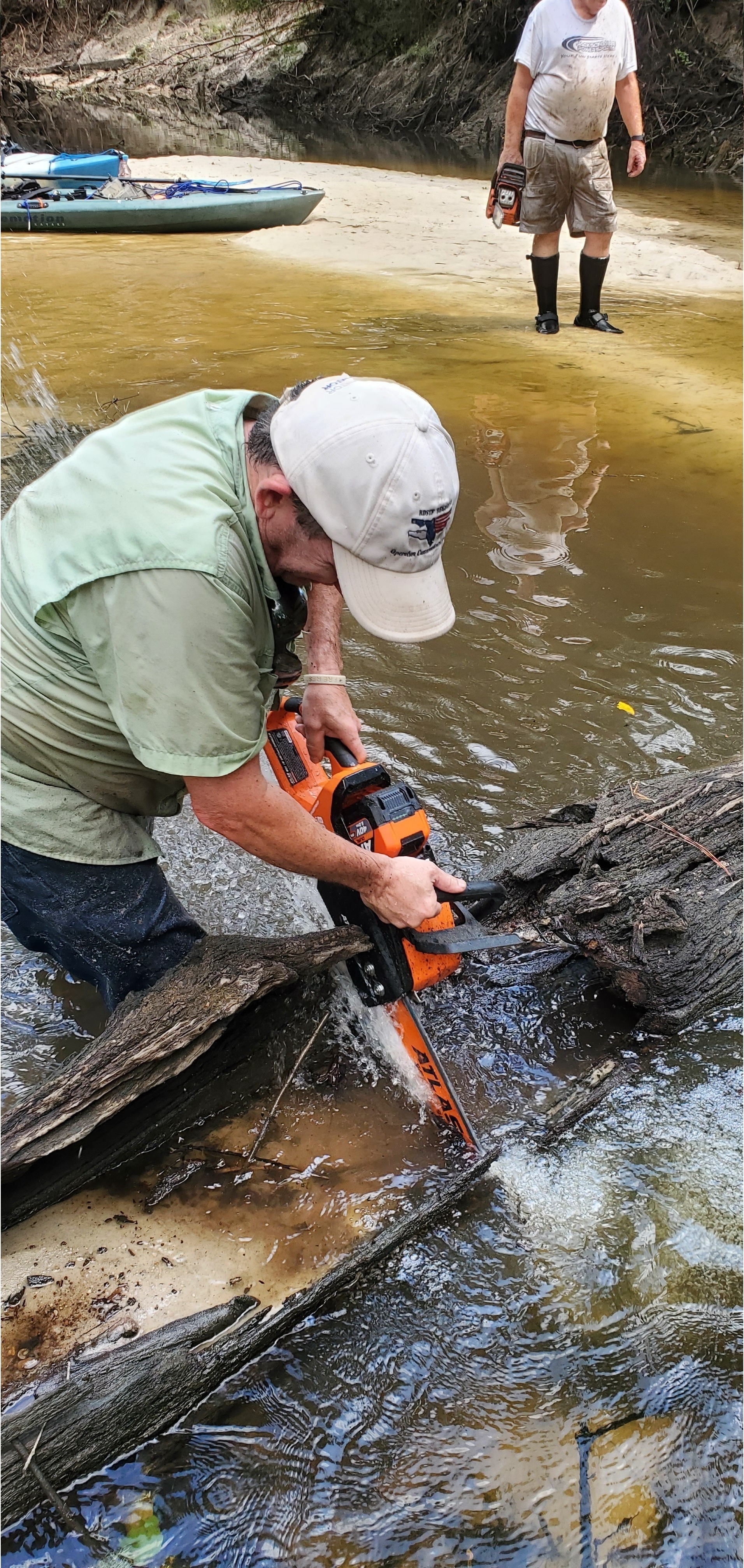 Phil Royce and his electric chainsaw, 11:28:18, 30.8457778, -83.3471945