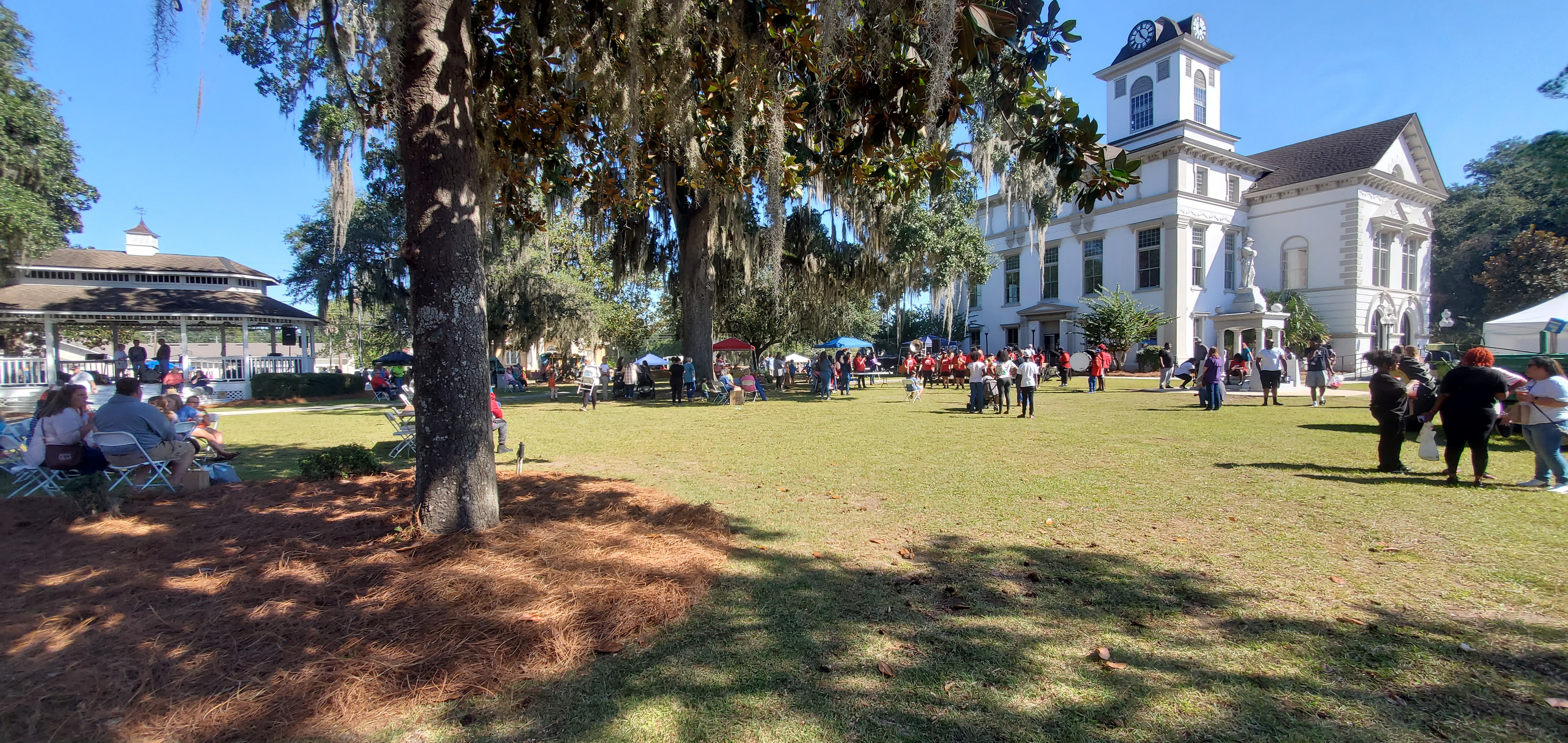 Gazebo and courthouse, 11:25:11, 30.7851377, -83.5606282