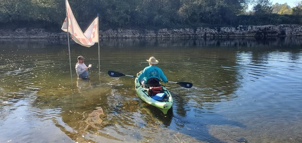 Dan helps Bobby string the Finish banner, 09:55:19, 30.6354726, -83.3111137