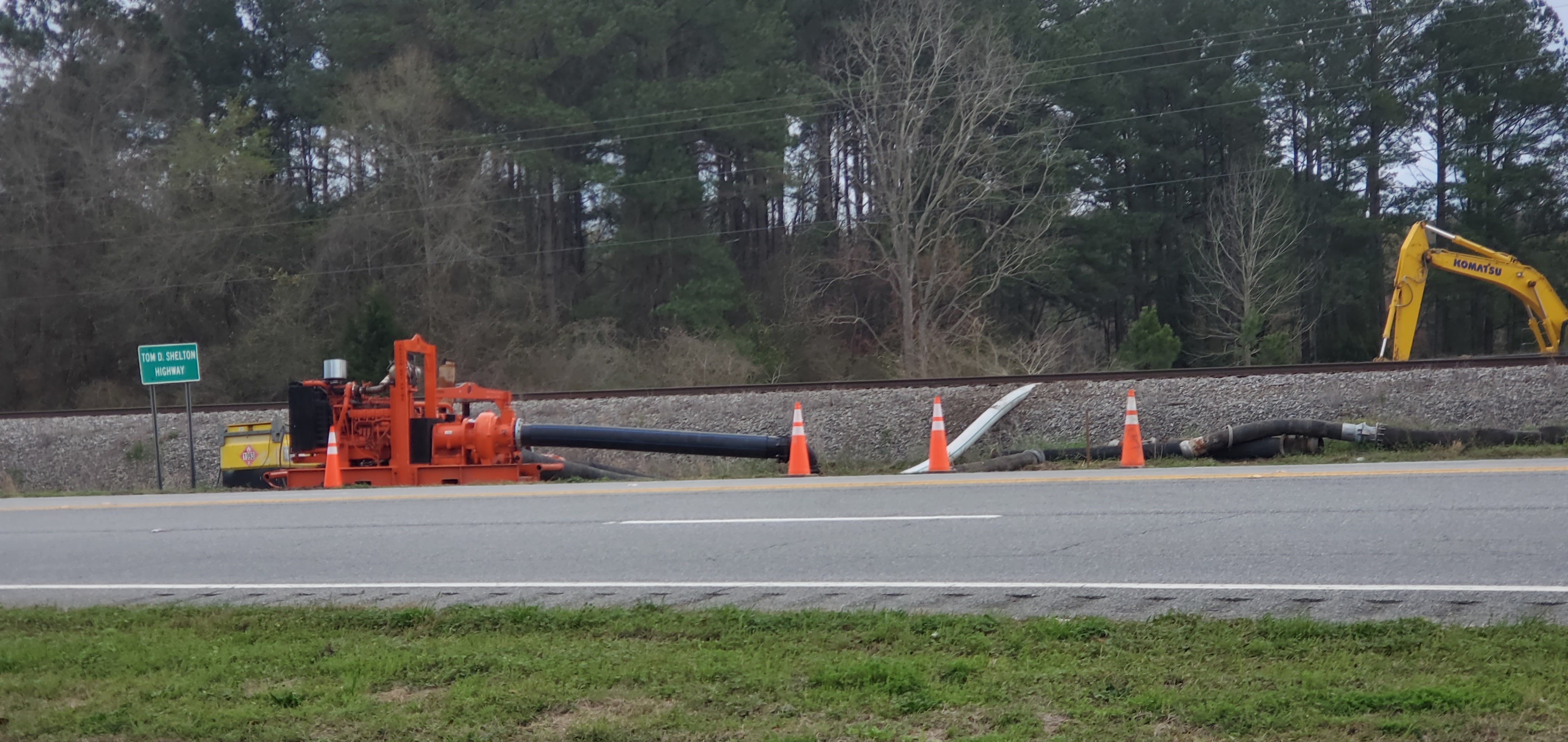 Diversion pipe goes under CSX RR tracks, 15:42:58, 30.8435637, -83.2454094