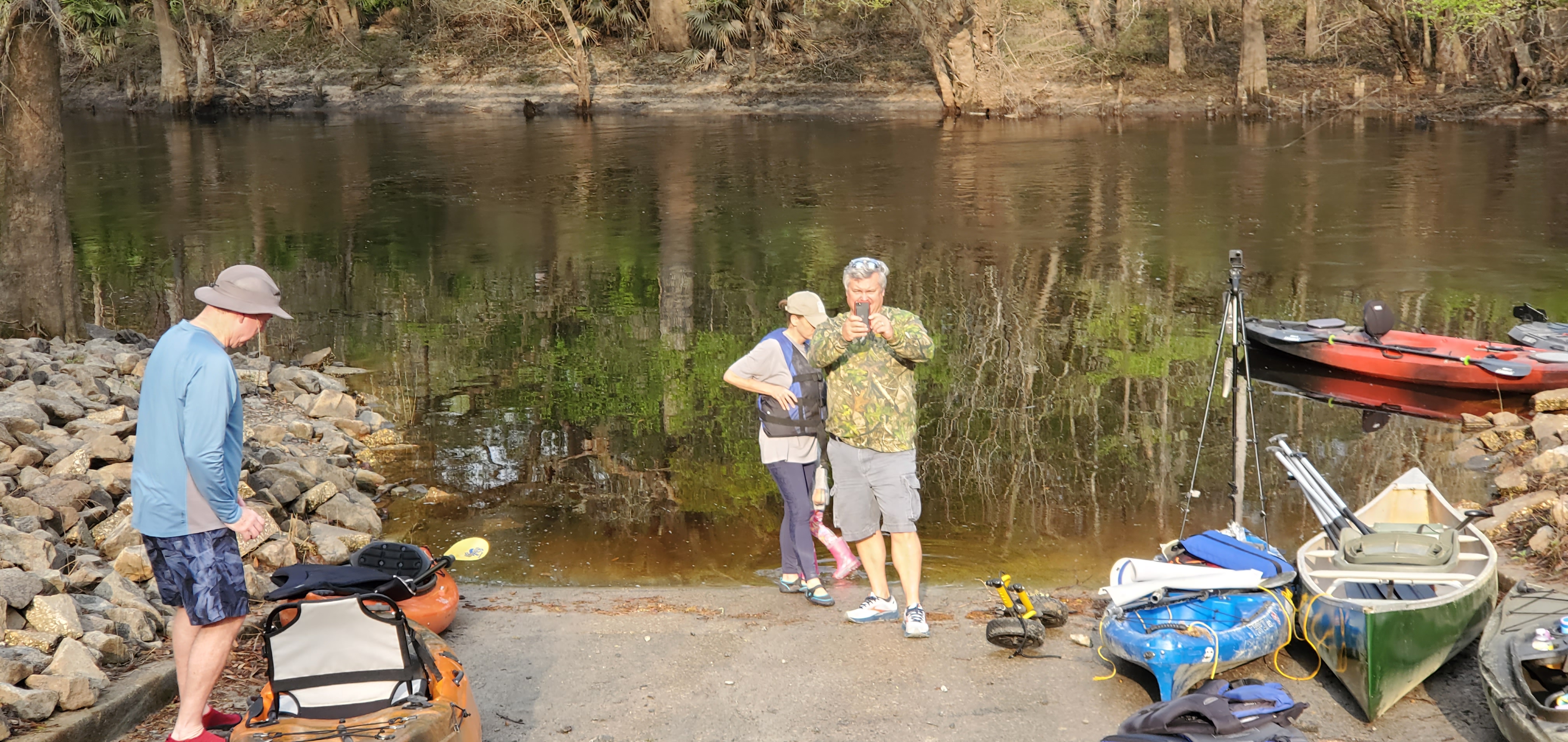 Mayor preparing, Bill Holt of Boy and Girls Club, 18-foot canoe from Mark Wisenbaker, 08:43:01, 30.8515573, -83.3472605