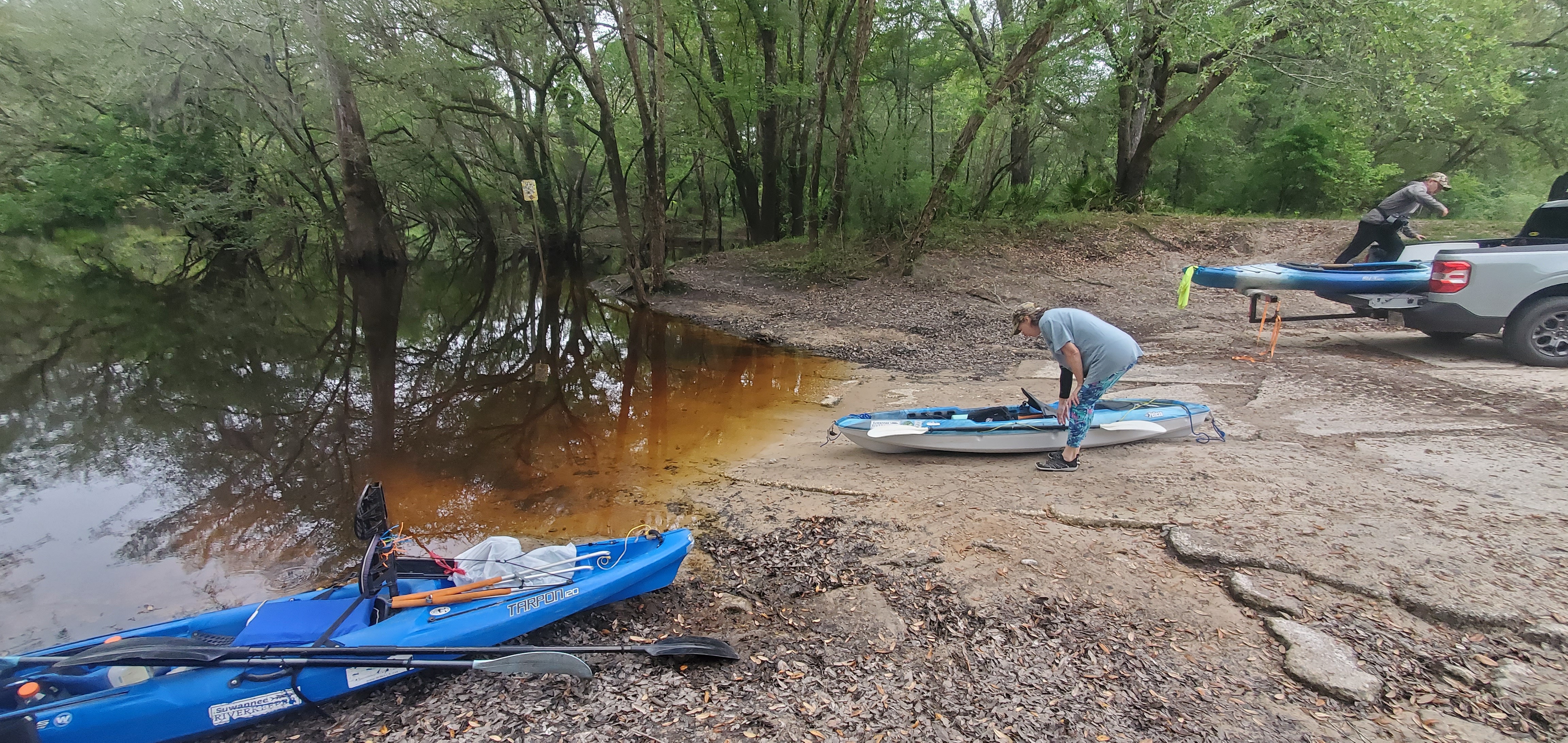 Getting ready at Knights Ferry: Suzy Hall and Russell Allen McBride, 09:07:32, 30.7124757, -83.4552815