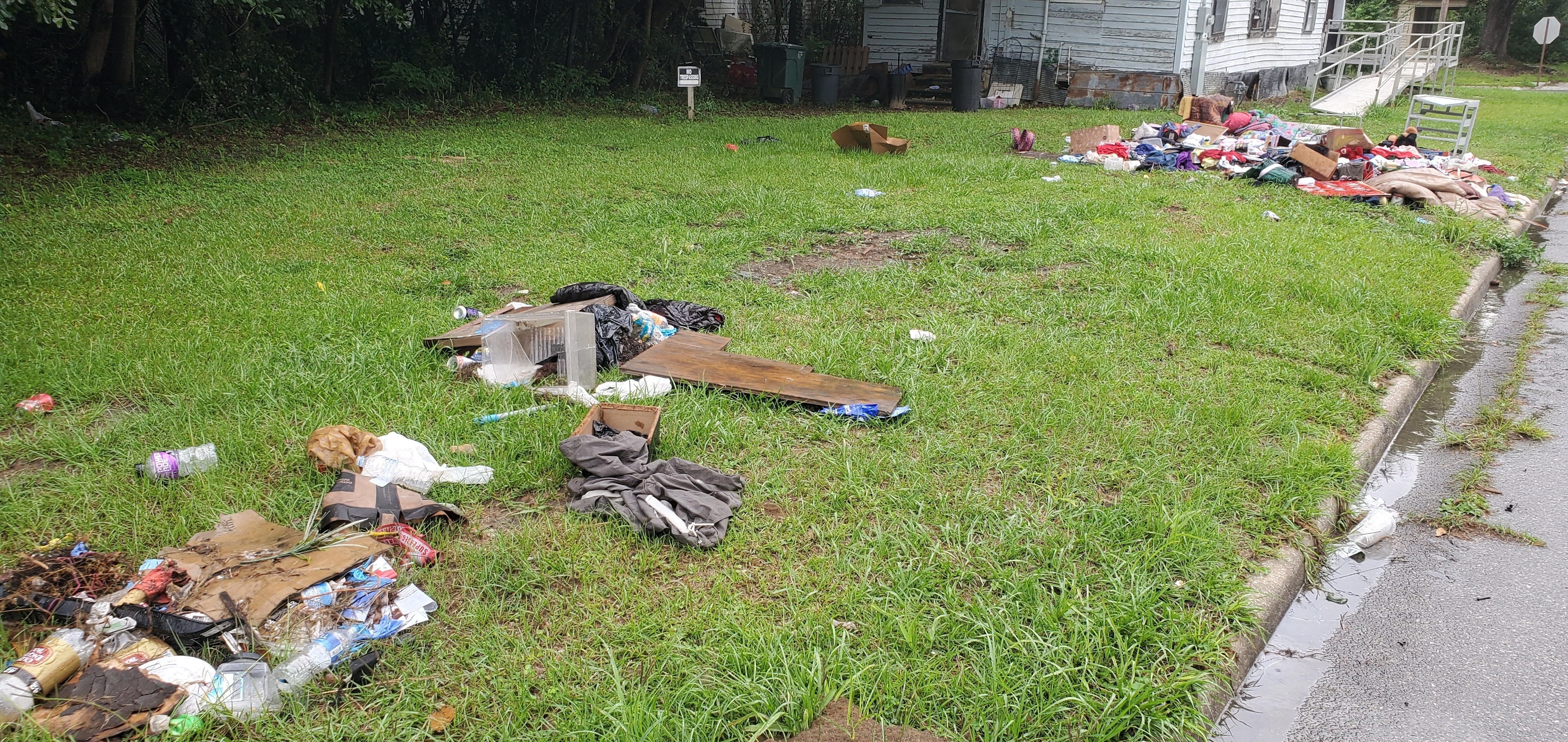 Trash looking east on Pullman Street towards S. Toombs Street, 2023:05:23 15:57:45, 30.8215560, -83.2775840