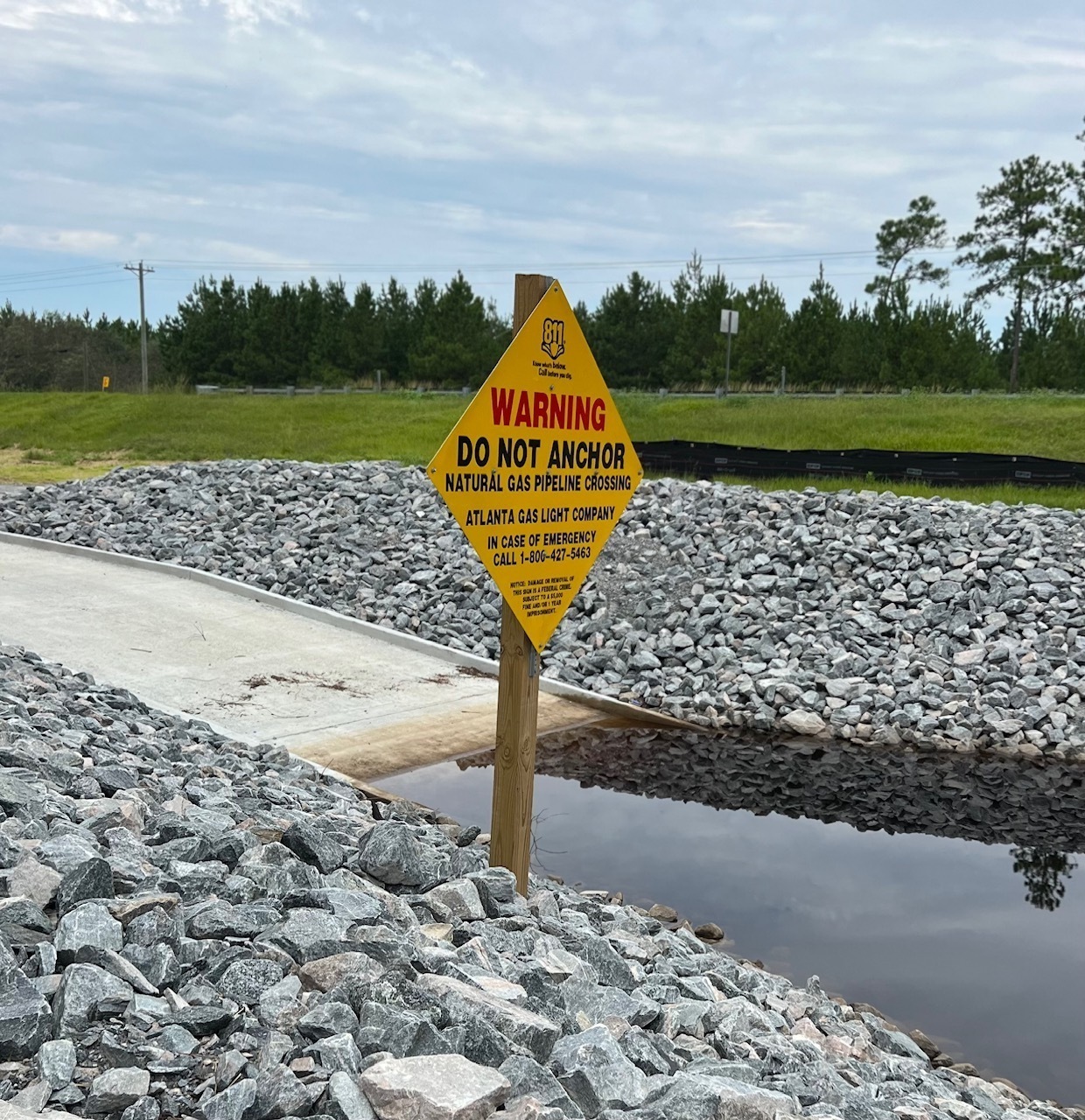 Pipeline sign, Lakeland Boat Ramp, Alapaha River @ GA 122 2023-09-07