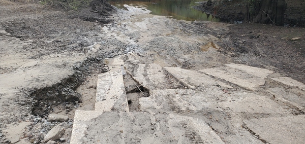 Erosion, Knights Ferry Boat Ramp, Withlacoochee River 2023-09-28, 14:01:38, 30.7121750, -83.4553520