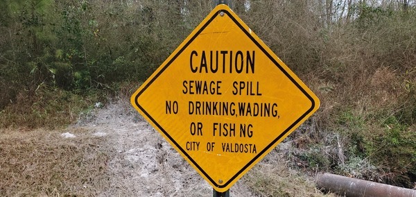 [Valdosta sewage spill sign, 215 Knob Hill Road, 12:19:43, 30.8767673, -83.3132495]