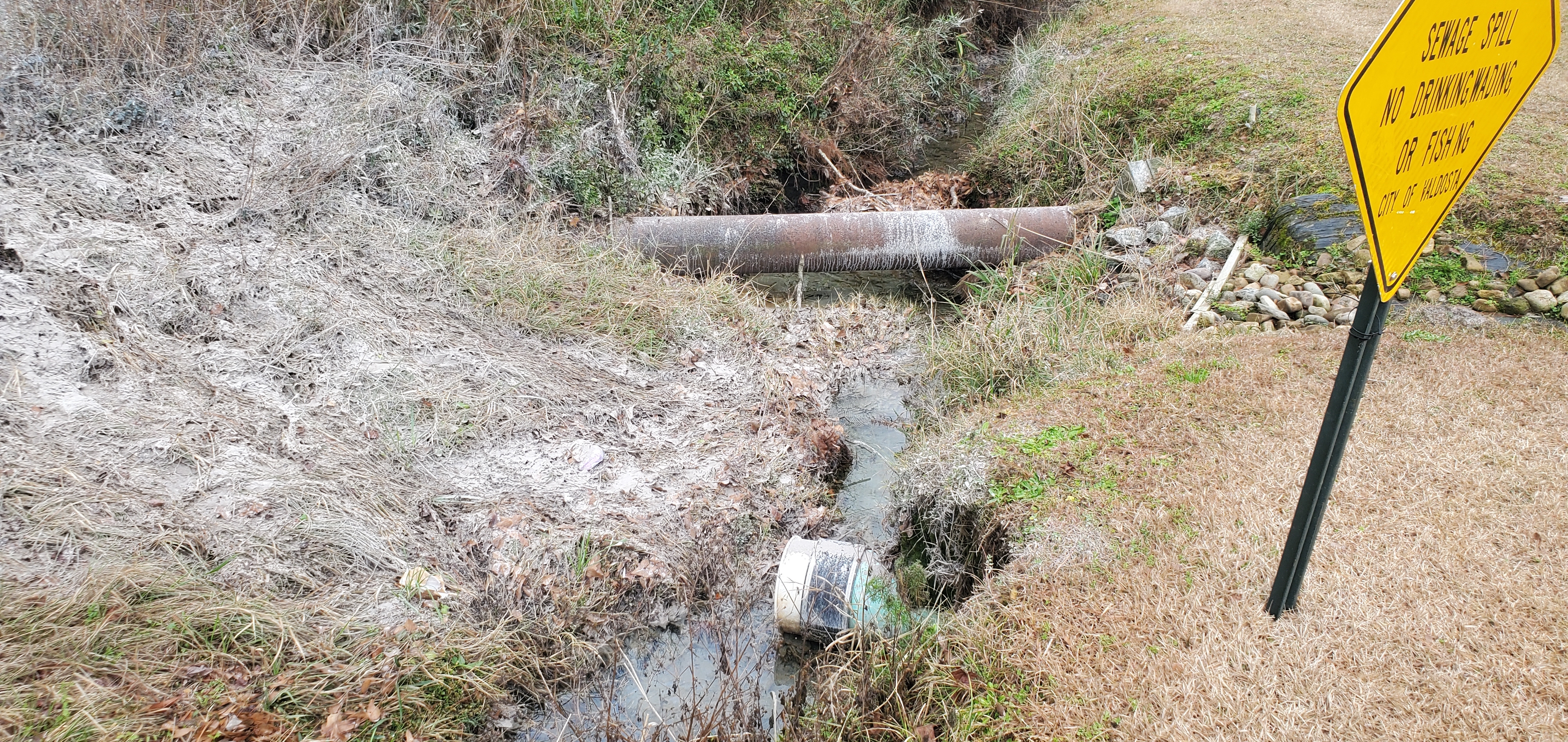 Bucket, sewer pipe, lime, sign, 12:20:04, 30.8767670, -83.3132500