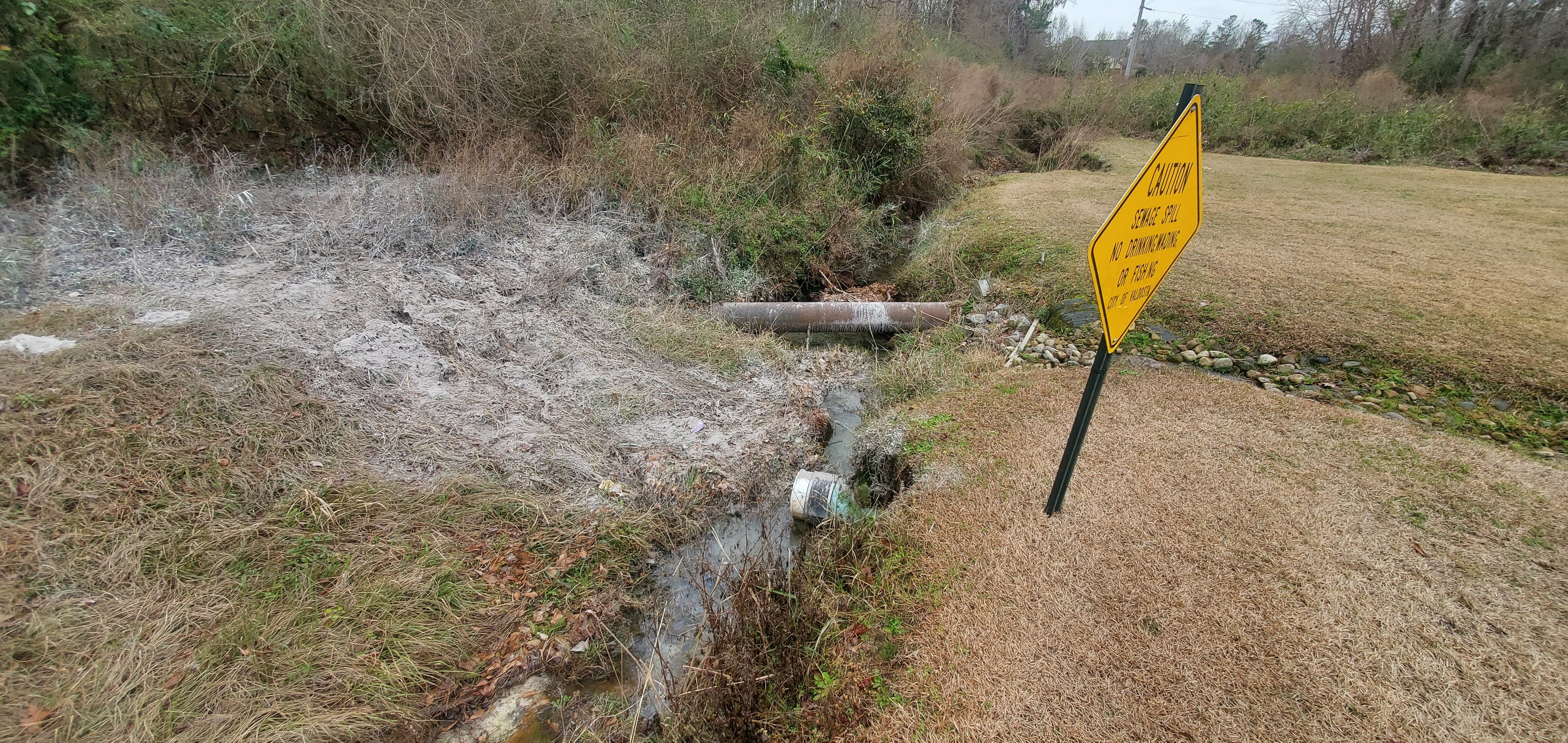 Context, Bucket, sewer pipe, lime, sign, 12:20:05, 30.8767673, -83.3132495