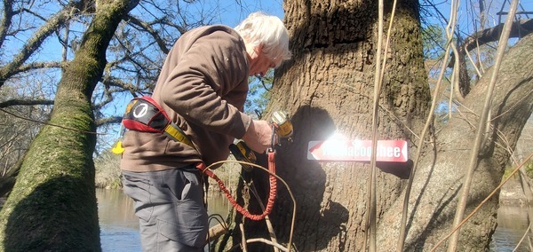 [Phil Hubbard attaching directional signs, 10:11:02, 30.8471179, -83.3472358]