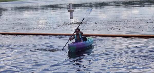 Movie: He's got the hang of paddling in a kayak, 13:08:48