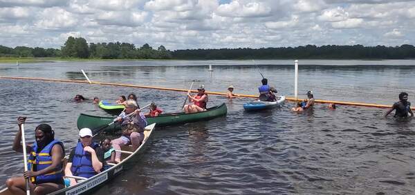 Movie: Gretchen and Debbie in canoes, Dan helping a kayak across the barrier, 14:43:22