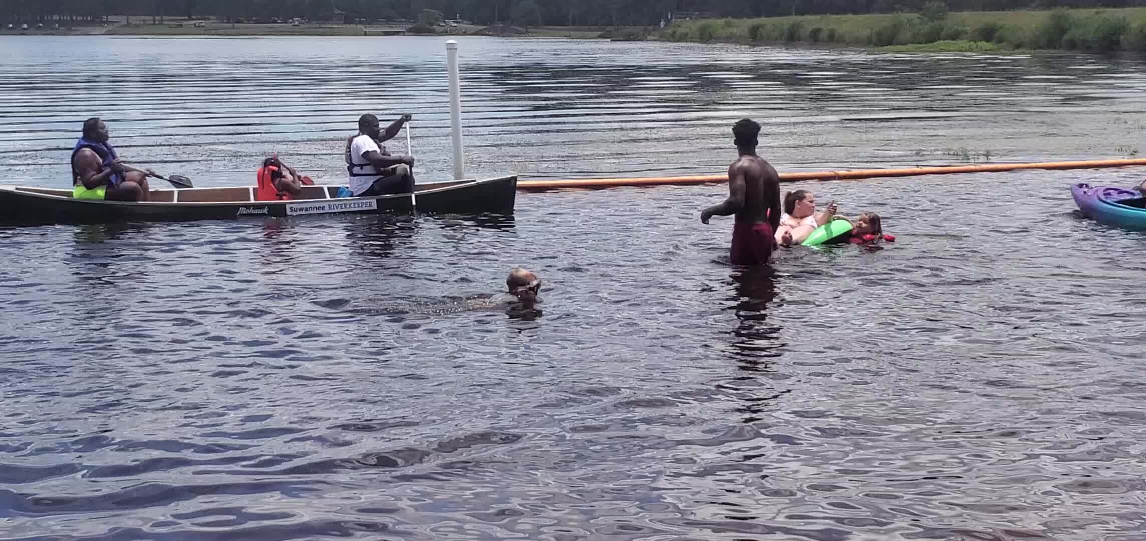 Movie: Kayak carefully staying inside the barrier, 13:30:52