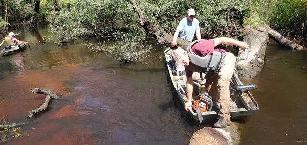 Tommy pushing off the log --John S. Quarterman, 12:15:29, 31.2124849, -83.5114474