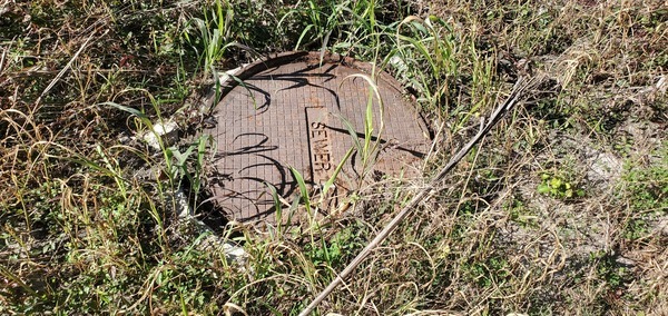 Open manhole cover, Sugar Creek 2024-12-12, 13:11:43, 30.8491914, -83.3139671