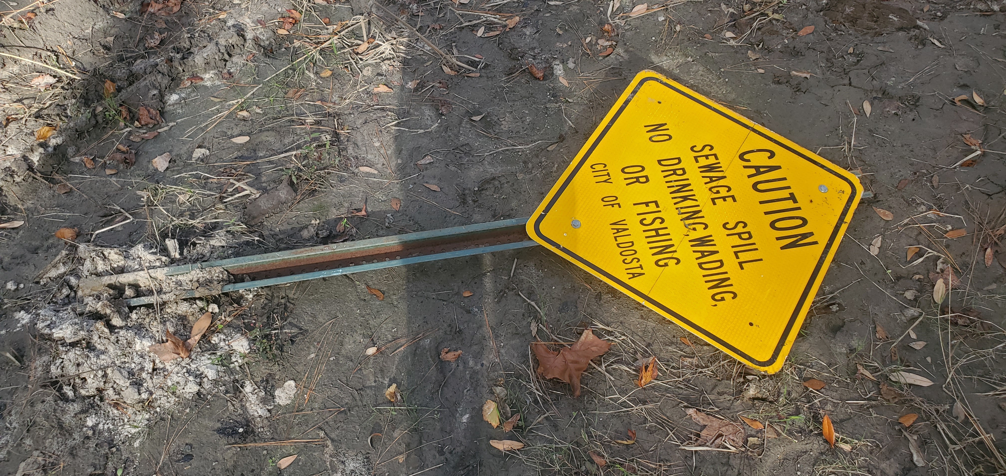 Flipped over, it's a sewage spill sign, below Berta's Kitchen parking lot, Sugar Creek, 14:39:59, 30.8620808, -83.3188620