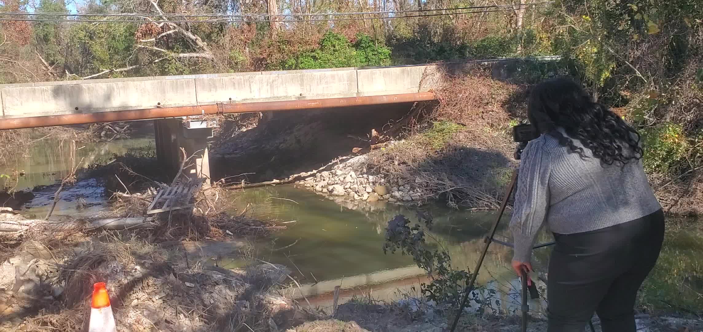 Movie: Malia Thomas of WTXL TV observing Valdosta removing deadfalls from the Gornto Road Bridge over Sugar Creek (64M)