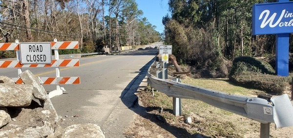 Context, WWALS warning sign, Gornto Road Bridge, Sugar Creek, 2025:01:02 13:51:34, 30.8596618, -83.3173416