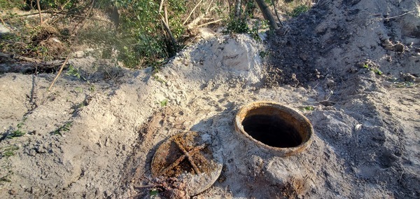 [*Manhole opened for examination, 2025:01:07 15:19:03, 30.8545876, -83.3154885]