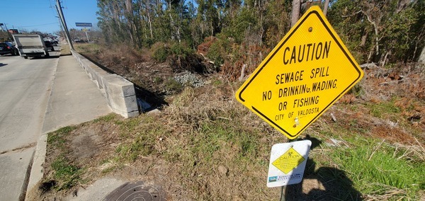 [Contamination signs and Sugar Creek at Baytree Road, 11:55:55, 30.8469788, -83.3135502]